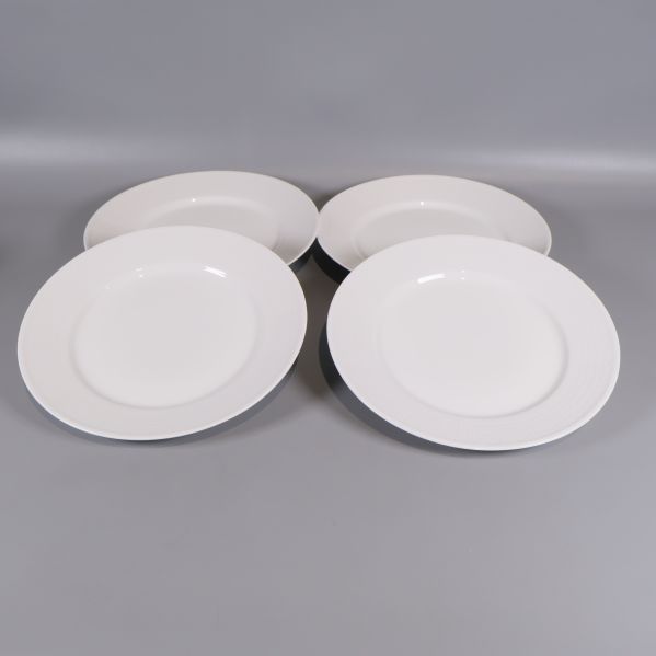 Fyra vita tallrikar utlagda uppifrån