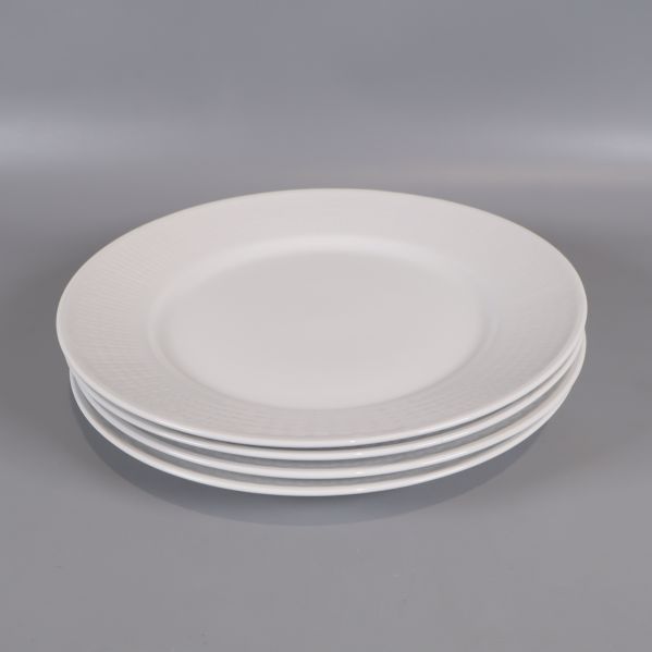 Vita tallrikar staplade i en hög