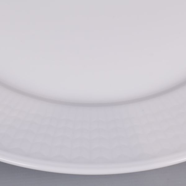 Närbild på tallrikens strukturerade kant