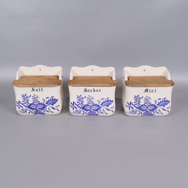 Tre keramiska kryddburkar med blå blomdekor och trälock