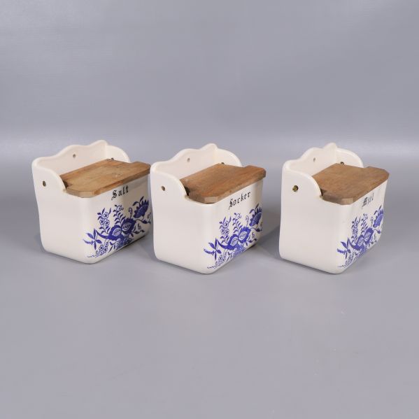 Kryddburkar från sidan med trälock synliga