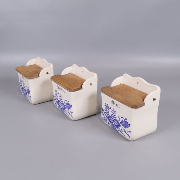 Tre kryddburkar uppifrån med öppna trälock