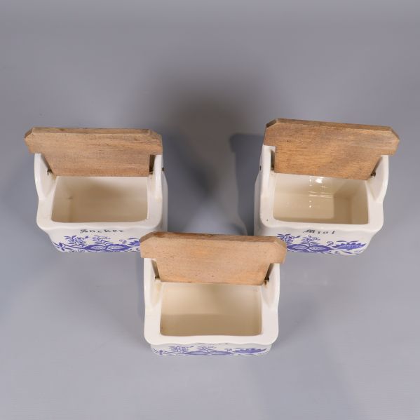 Undersidan av kryddburkar med blå dekor synlig