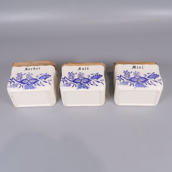 Närbild av stämpel med texten Japan under burk