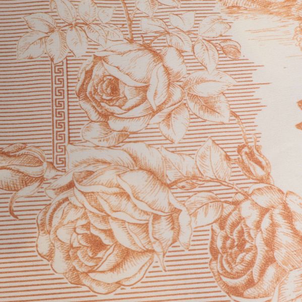 Närbild på blommönster i gardintyget