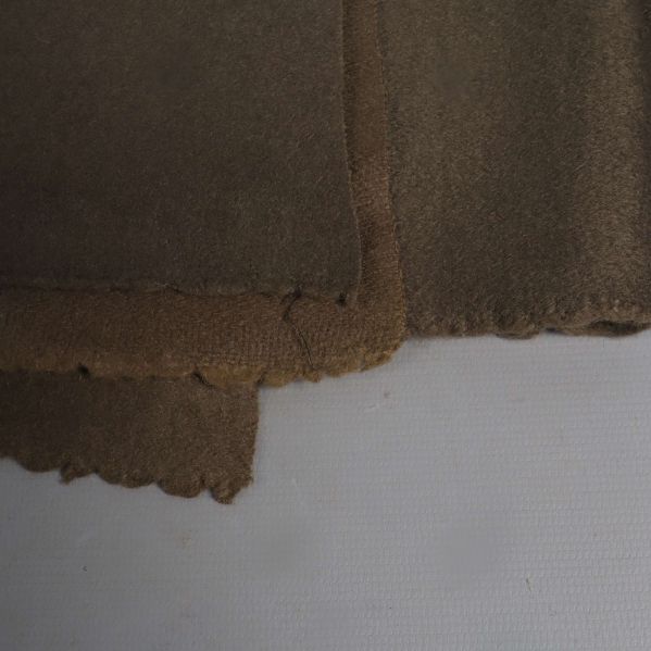 Närbild på rå och ojämn tygkant 