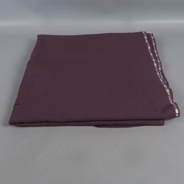 Hopvikt mörklila tyg på grå bakgrund