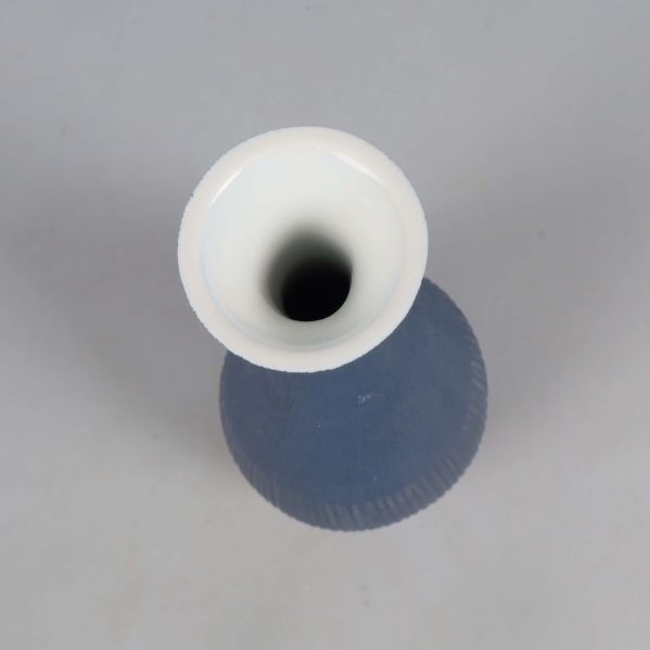 Vas sedd uppifrån med vit insida och smal öppning