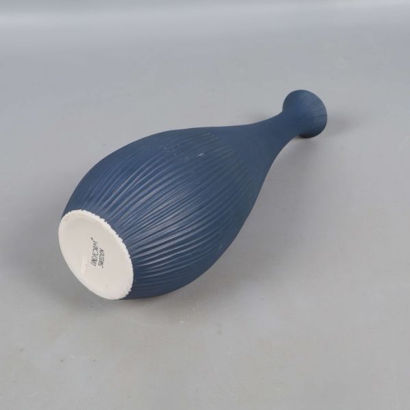 Vas liggande ner med fokus på botten och form