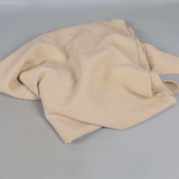 Beige tyg slarvigt vikt på grå yta