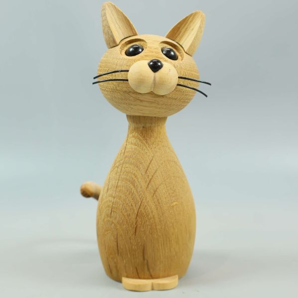 Träfigur av katt sett rakt framifrån med rundad kropp