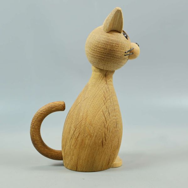 Träfigur av katt från höger sida, svansen böjd