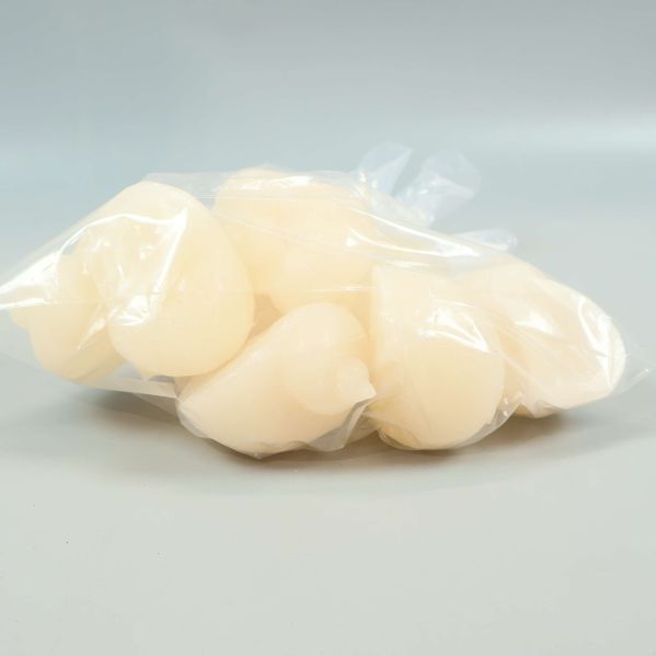 Ljus i form av snäckor synliga genom plastpåse