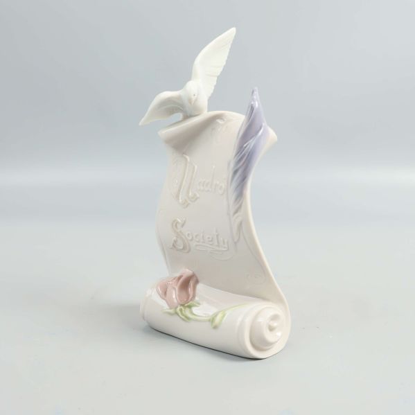 Lladro porslinsfigur ur vinkel med rosa ros