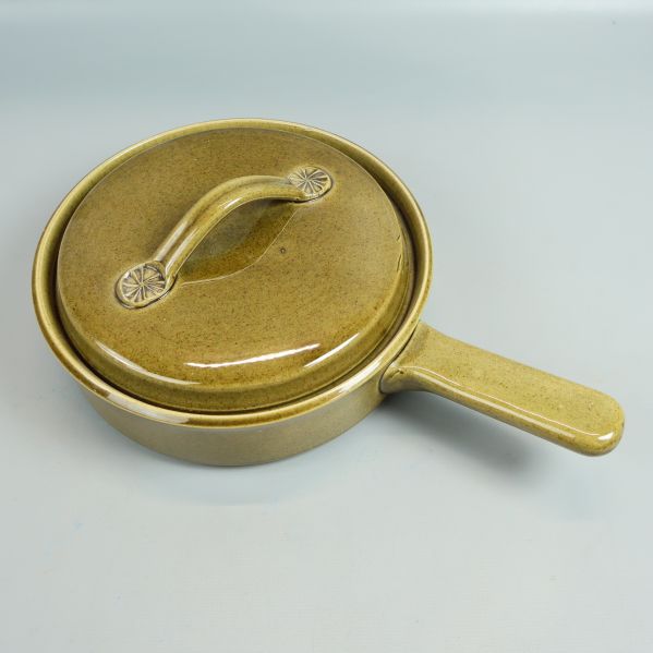 Keramikgryta med lock i gulbrun ton och handtag