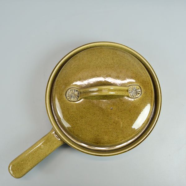 Gryta med lock fotograferad ovanifrån