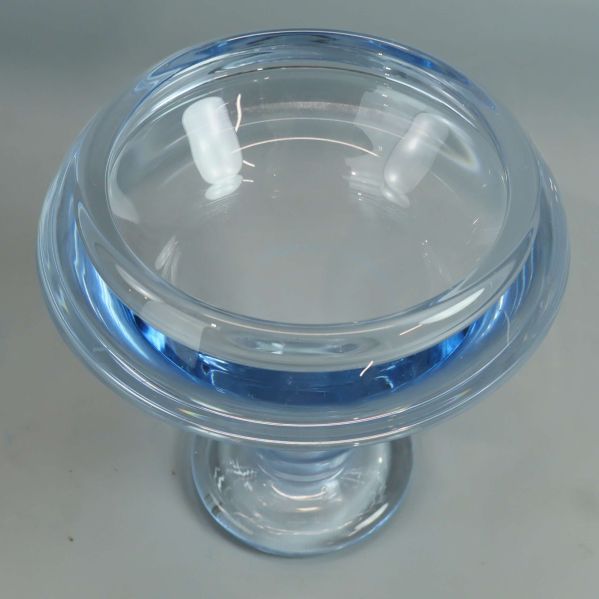Glasvas sedd rakt uppifrån visar öppning och tjock kant