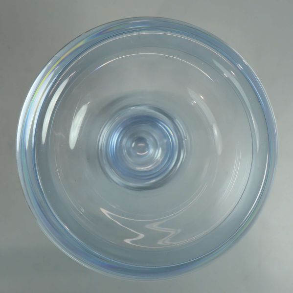 Glasvas ovanifrån med symmetrisk öppning och fot