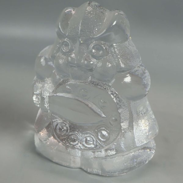Glasfigur av samurai sedd snett framifrån