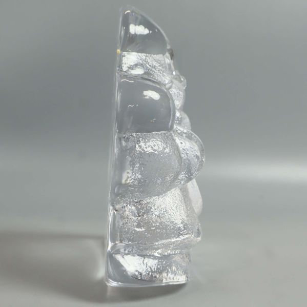 Glasfigur av samurai i profil från vänster sida