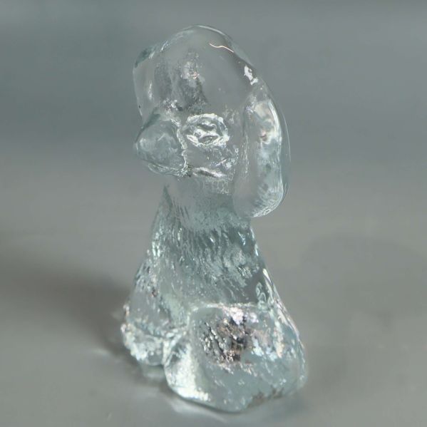 Klar glashund prydnad sedd framifrån snett