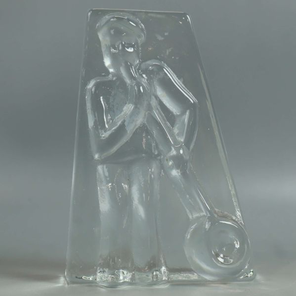 Glasfigur av glasblåsare framifrån med tydliga detaljer