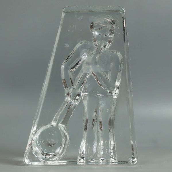 Glasfigur av glasblåsare bakifrån med tydliga konturer