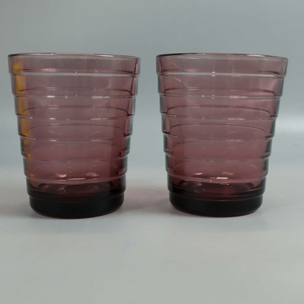 Två lila glas i räfflad design bredvid varandra