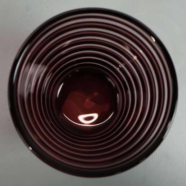Enskilt glas uppifrån med spiralformad räffling