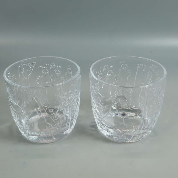 Två genomskinliga glas med muminmotiv framifrån