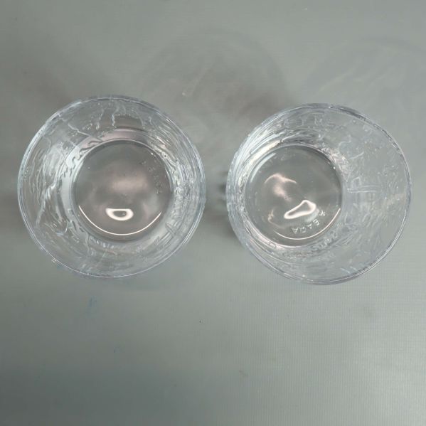Två glas sedda uppifrån med klara bottnar