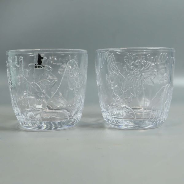 Framsida av båda glas med relieffigurer synliga