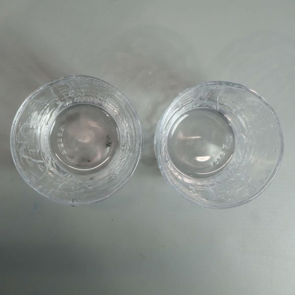 Två glas fotograferade uppifrån med mönster synliga