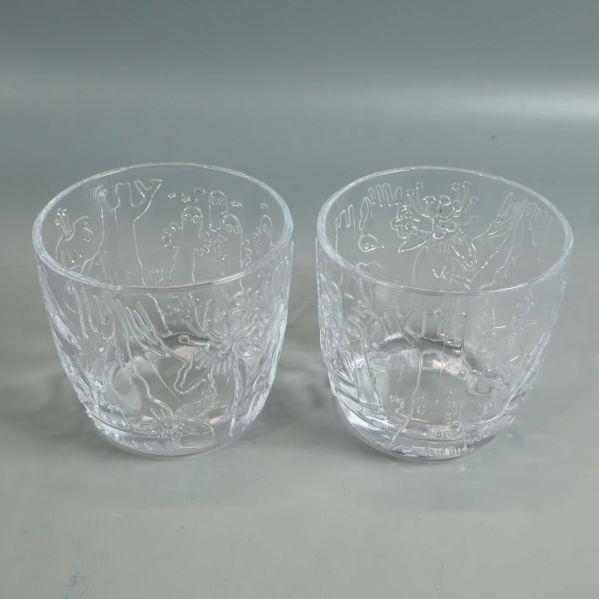 Två klara Mumin glas bredvid varandra