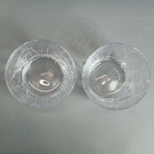 Öppna glas med insidan och botten synliga