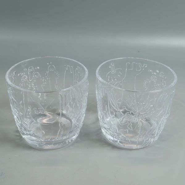 Två Mumin-glas där båda motiv syns framifrån