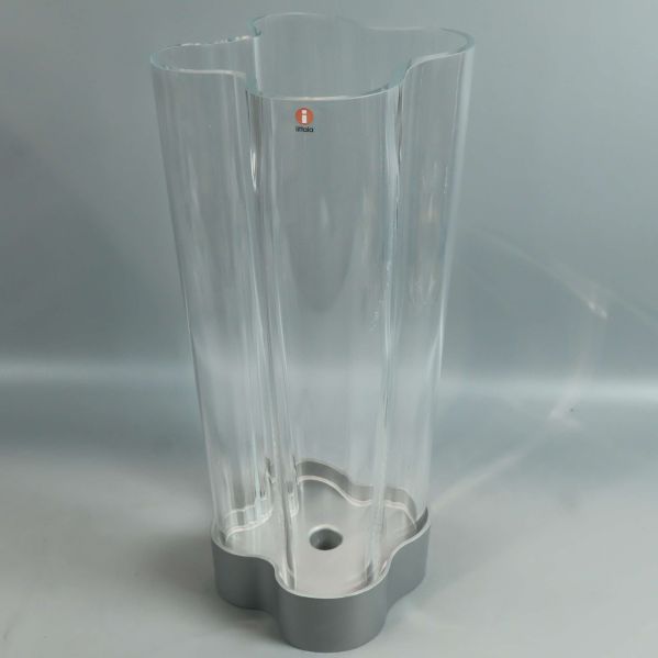 Ljuslykta i klart glas med logotyp från Iittala