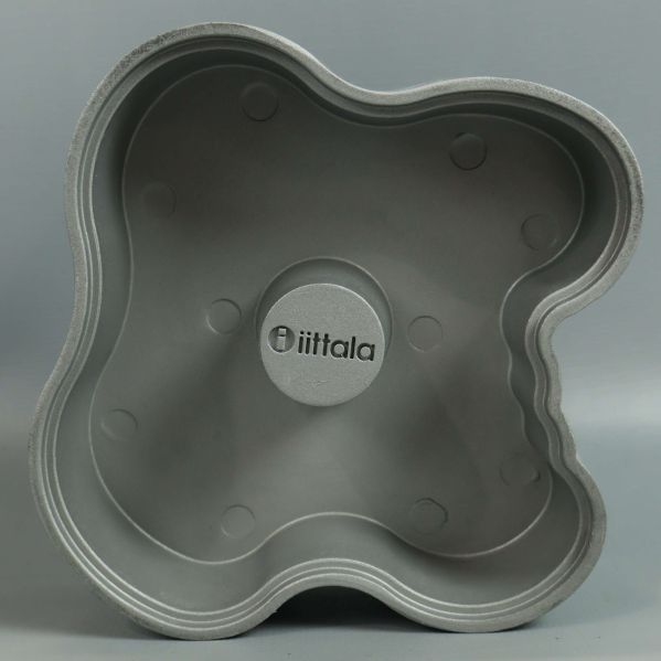 Undersida på lykta med grå metall och Iittala logotyp