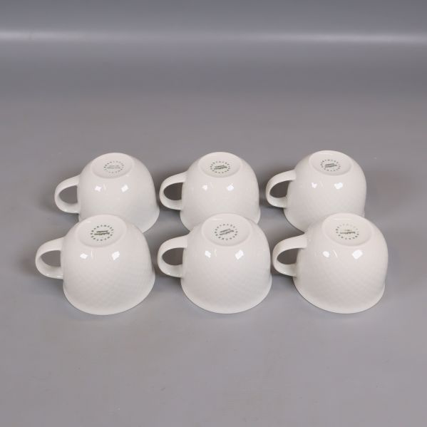 Sex kaffekoppar vända upp och ner med märkning synlig