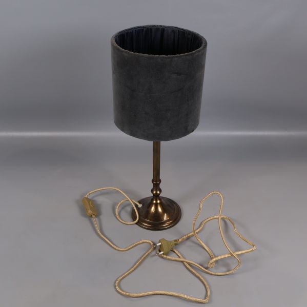 Bordslampa med mässingfot och rund, grå sammetsskärm