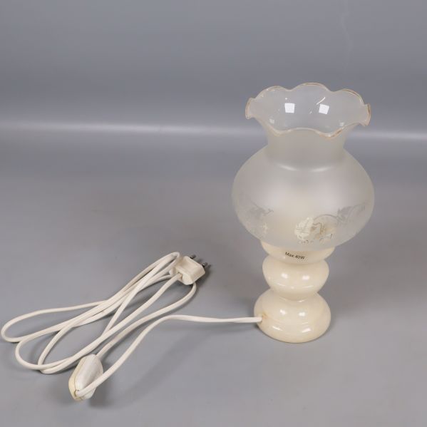 Bordslampa i frostat glas med vit sladd