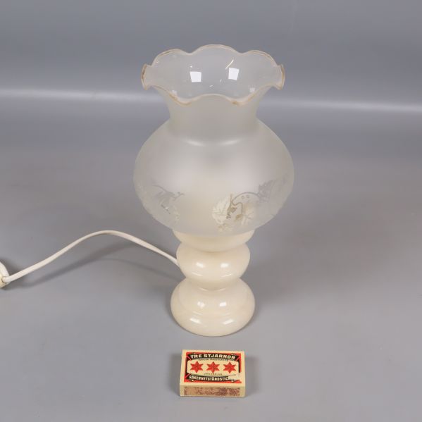 Bordslampa i frostat glas fotograferad ovanifrån