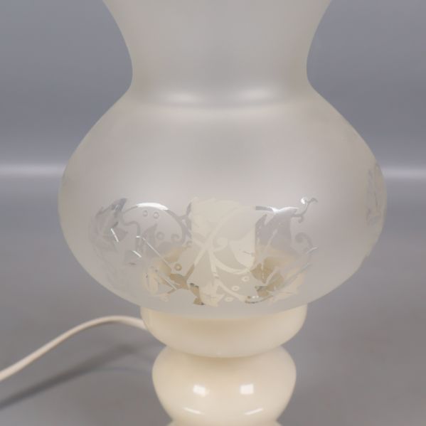 Närbild av lampans frostat glas med mönster