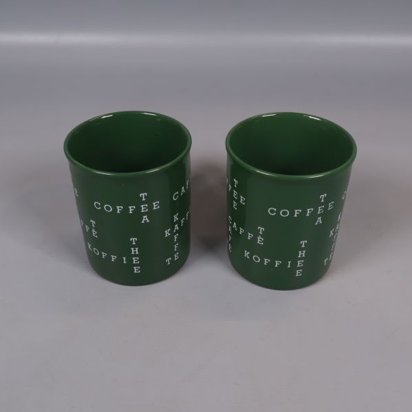 Öppen vy ovanifrån på två gröna kaffekoppar