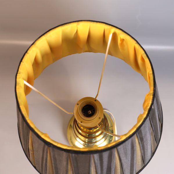 Vy ovanifrån på guldfärgad lampa med skärmens insida