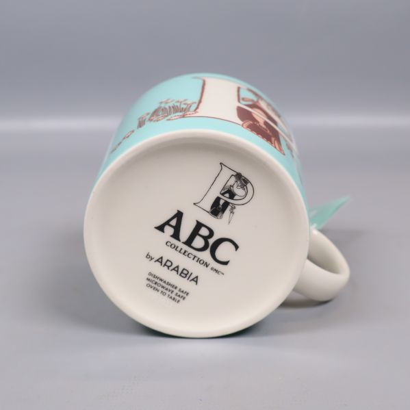 Botten av muminmugg med Arabia-logotyp och ABC-kollektion