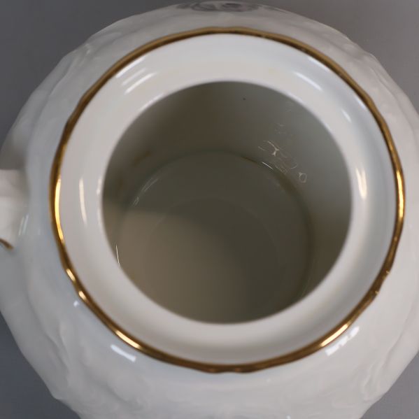 Öppnad tekanna med insida och guldfärgad kant