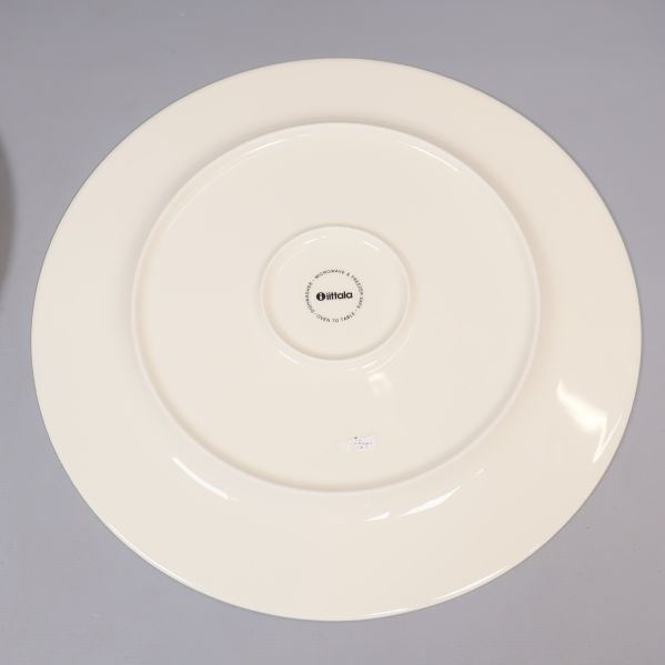 Baksidan av tallriken med Iittala-stämpel i mitten