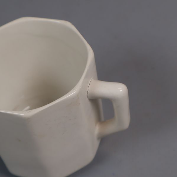Närbild på koppens handtag och kant