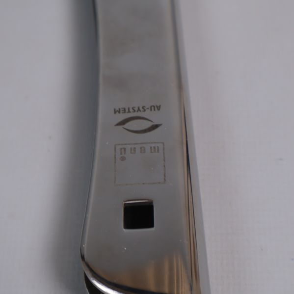 Närbild av handtag med Menu och AU-SYSTEM märkning